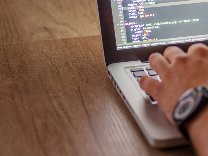 Prompt Injection vs SQL Injection: Mengapa Pendekatan QA Tradisional Gagal di AI