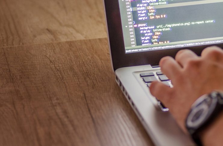 Prompt Injection vs SQL Injection: Mengapa Pendekatan QA Tradisional Gagal di AI